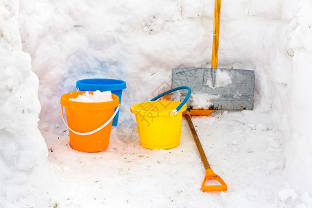 长着雪墙和多彩的桶 加上雪花高清图片