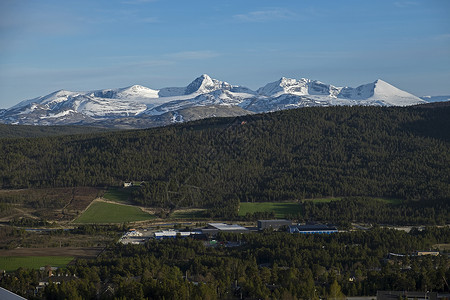 挪威福尔达尔的朗丹山脉和工业区背景图片