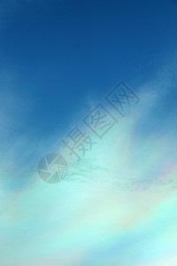 美丽的白月多彩云菌盖虹膜白色彩虹天空蓝色衍射阳光太阳背景图片