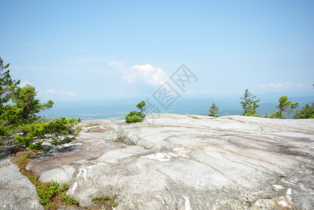 山顶踪迹顶峰天空假期石头岩石旅行树木首脑远足背景图片