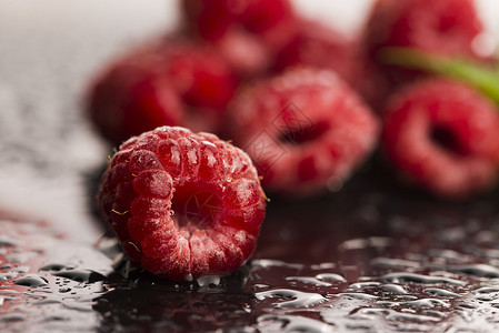 草莓肥料白色小吃绿色水果浆果覆盆子树叶背景图片