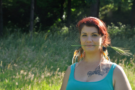 在草地上的女人幸福麦子女士头发成人红发背景图片