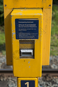 在Holland的售票印章机机器黄色车站运输控制火车站火车背景图片