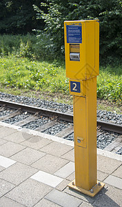 在Holland的售票印章机黄色火车机器火车站运输控制车站背景图片
