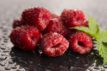 草莓肥料水果覆盆子浆果小吃树叶绿色白色背景图片