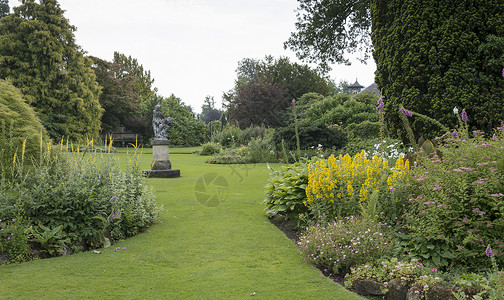 英式花园园中插花和园圃中的花卉树木绿色花园木头植物美化园艺土地作品建筑背景