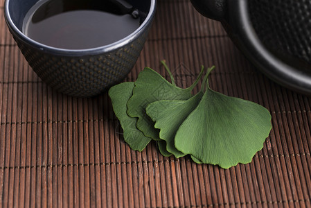 鸡果茶草药专注福利自然银杏树疗法植物药物医药箱银杏叶背景图片