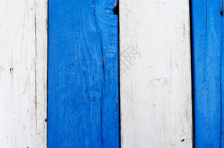 油漆木长椅白色条纹蓝色背景图片