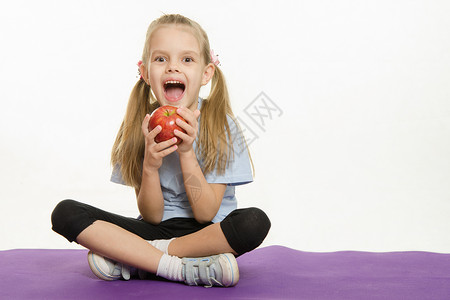 喜欢吃苹果的女运动员背景图片