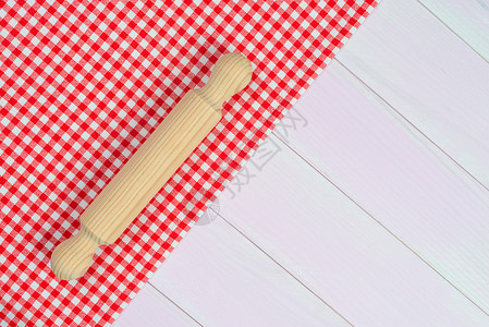 红毛巾上的厨房餐具桌子材料菜单纺织品烹饪餐巾检查木头亚麻红色背景图片