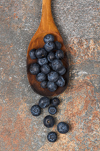 蓝莓与木勺木勺上的蓝莓乡村静物浆果勺子维生素食物水果背景蓝色森林背景