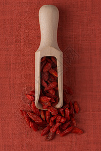 以干红果汁浆果做的木式勺子药品宏观白色团体饮食枸杞红色水果营养背景图片