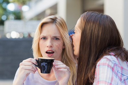 布莱奈特在喝咖啡时向朋友隐瞒秘密咖啡屋食品女性闲暇快乐咖啡店咖啡馆风光行业阳台背景图片