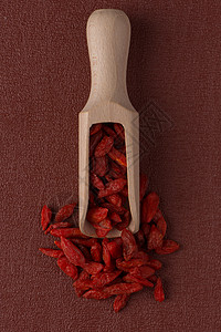 以干红果汁浆果做的木式勺子红色药品枸杞宏观营养水果团体饮食白色背景图片