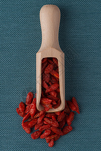 以干红果汁浆果做的木式勺子枸杞饮食营养宏观药品团体水果白色红色背景图片