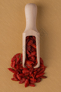 以干红果汁浆果做的木式勺子枸杞药品宏观饮食团体红色白色水果营养背景图片