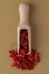 以干红果汁浆果做的木式勺子白色团体宏观饮食红色药品水果营养枸杞背景图片