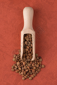 带扁豆的木制勺子粮食绿色食谱厨房农业生产种子饮食健康白色背景图片