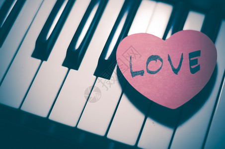 钢琴和心脏钥匙笔记教育艺术木头热情歌曲音乐娱乐工作室背景图片