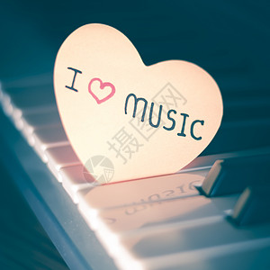 钢琴和心脏热情宏观娱乐合成器乐器歌曲笔记艺术音乐工作室背景图片