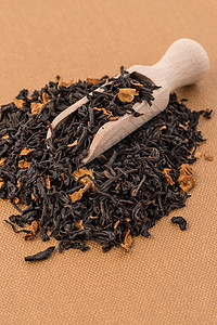 锡兰茶黑干茶 带木薯汤香气草本蓝色桌子茶点植物时间乡村黑色勺子背景