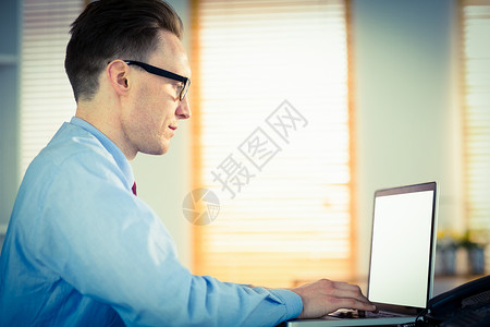 旧领带利用利用笔记本电脑的快乐商务人士商务男性男人技术办公室眼镜商业电话领带屏幕背景