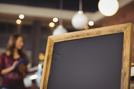 特写黑粉笔板的视图食堂黑板咖啡店店铺顾客饮料工作黑色商业女性背景图片