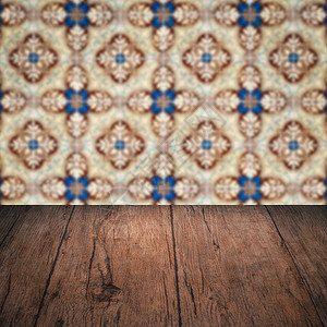 木桌顶壁和模糊的旧式瓷瓷瓷瓷砖墙展示古董厨房桌子正方形广告制品房间马赛克陶瓷背景图片