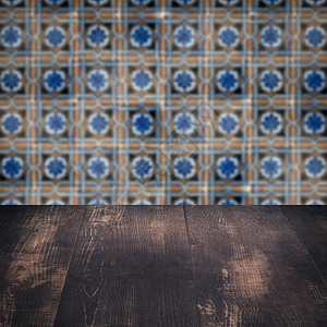 木桌顶壁和模糊的旧式瓷瓷瓷瓷砖墙木头马赛克桌子陶瓷广告嘲笑架子古董厨房正方形背景图片