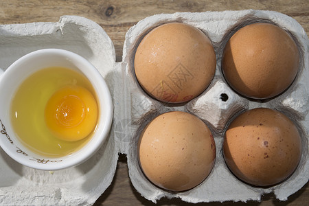 贝壳白蛋和黄蛋早餐食物蛋壳动物棕色烹饪黄色白色背景图片