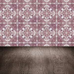 木桌顶壁和模糊的旧式瓷瓷瓷瓷砖墙厨房陶瓷广告制品马赛克正方形架子木头古董展示背景图片