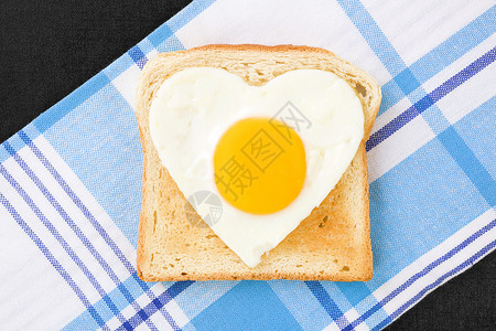 心形煎鸡蛋太阳边的蛋早餐美食烹饪火腿心形面包天线健康饮食鸡蛋食物背景