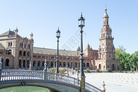 西班牙广场的桥梁 灯杆和塔台背景图片