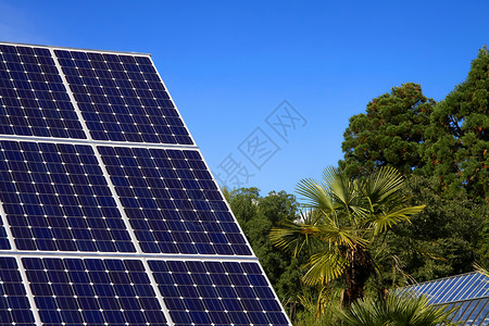 太阳面板和蓝天空环境保护绿地活力太阳能蓝色发电厂天空能源创新发电站背景图片
