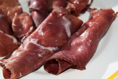 贡柑果肉芝士边的Parma火腿红花白色美食沙拉胸部小吃草药奶油背景
