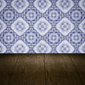 木桌顶壁和模糊的旧式瓷瓷瓷瓷砖墙制品嘲笑正方形马赛克陶瓷古董木头桌子房间架子背景图片
