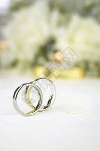 新娘和新郎结婚戒指婚礼结婚戒指白色桌布婚姻背景图片