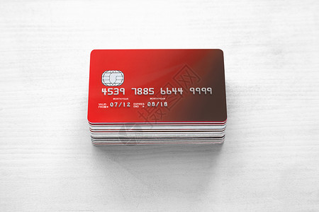白木桌上的一张信用卡堆叠财富财政桌子引脚金融芯片银行业水平背景图片