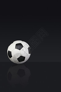 黑暗背景的黑白黑色皮革橄榄球足球空间器材深色体育类型圆形背景图片