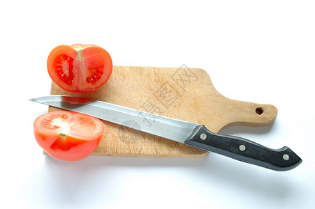 切面板上的番茄盘子木头厨房红色蔬菜刀刃白色食物绿色小吃背景图片