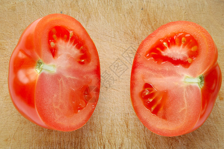 切面板上的番茄盘子蔬菜菜板红色食物小吃木头背景图片