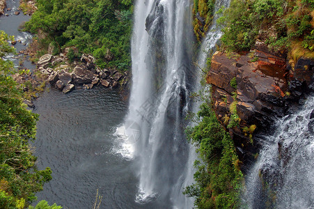里斯本瀑布 布雷德河 萨比姆普马兰加 德拉肯斯堡溪流岩石爬坡游客树木森林石头风景峡谷旅行背景图片