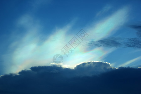 美丽的白月多彩云蓝色太阳衍射阳光白色彩虹菌盖天空虹膜背景图片