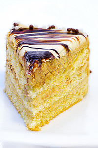 咖啡厅晚蛋糕棕色白色生日咖啡店可可拿铁食物奶油巧克力黄色背景图片