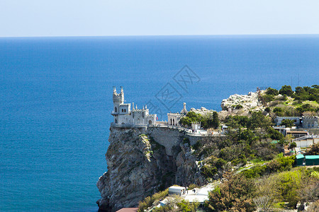 岛城堡海边的城堡房子海洋灯塔假期游客爬坡岩石运输建筑天空背景