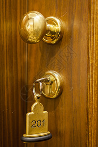 酒店房间钥匙 用钥匙环躺在床边金子剪裁小路空白黄铜戒指阴影白色安全金属背景图片