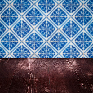木桌顶壁和模糊的旧式瓷瓷瓷瓷砖墙古董正方形展示制品木头房间广告马赛克架子厨房背景图片