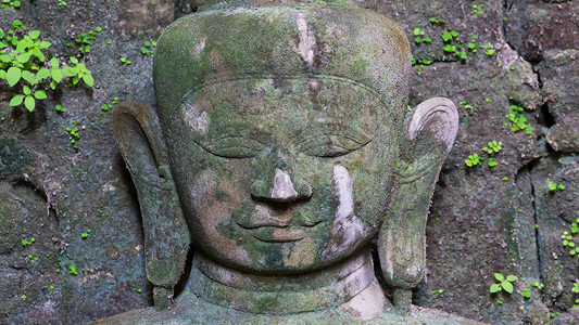 佛朗明哥缅甸Mrauk U的佛像绿色宗教艺术石头苔藓寺庙旅游黑色雕塑宝塔背景
