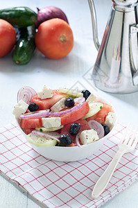 希腊沙拉 配有菲塔芝士西红柿黄瓜和黑橄榄叶子晚餐美食黏土洋葱盘子食物沙拉莴苣蔬菜背景图片