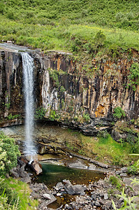 瀑布旅行森林游客叶子溪流旅游衬套树木岩石悬崖高清图片